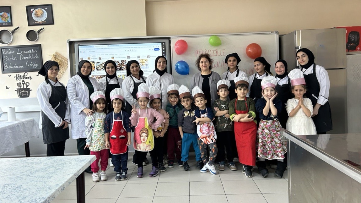 YİYECEK İÇECEK  HİZMETLERİ 11-G SINIFI VE ANASINIFI ÖĞRENCİLERİMİZ KURABİYE ETKİNLİĞİNDE BİR ARAYA GELDİ