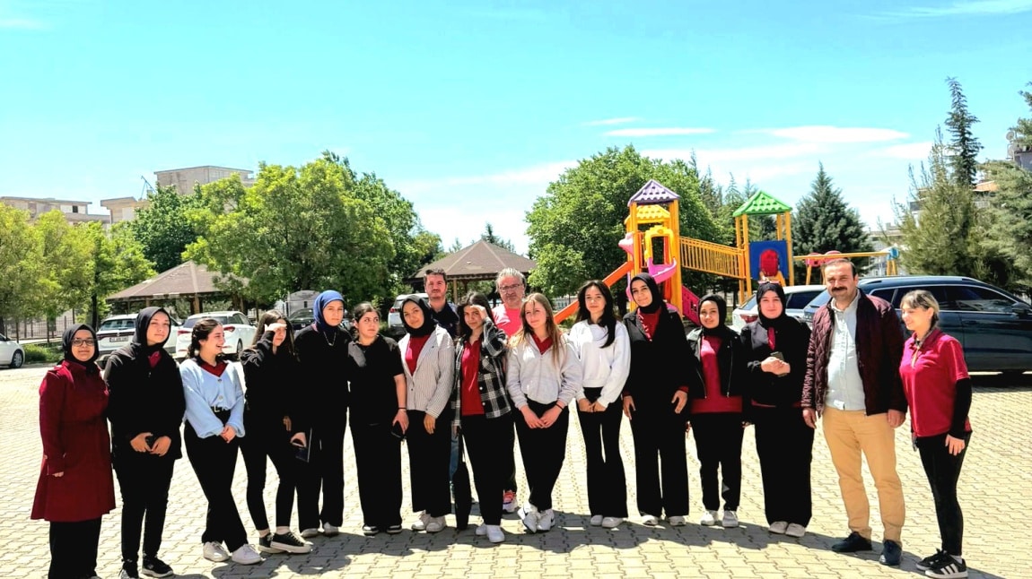 Okulumuz Öğrencileri TÜBİTAK 4006 Bilim Fuarı’nda Bilim Yolculuğuna Katıldı